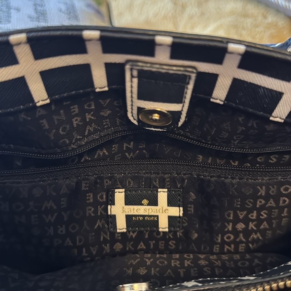 Kate Spade black & white very clean - Picture 8 of 15